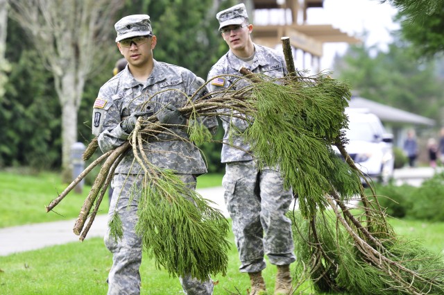 JBLM Soldiers help clean up local elementary school campus 
