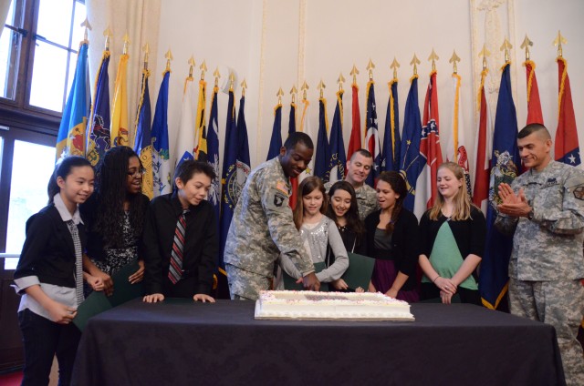 Cutting cake