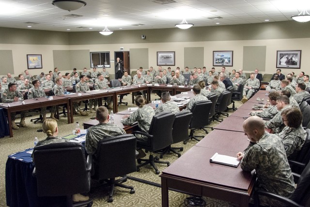 Captains brief Army Chief of Staff at 2015 Captain Solarium