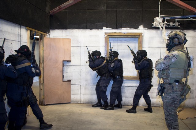 Special Forces Soldiers Train Honduran Counter-Narcotic, Counter-Trafficking Force