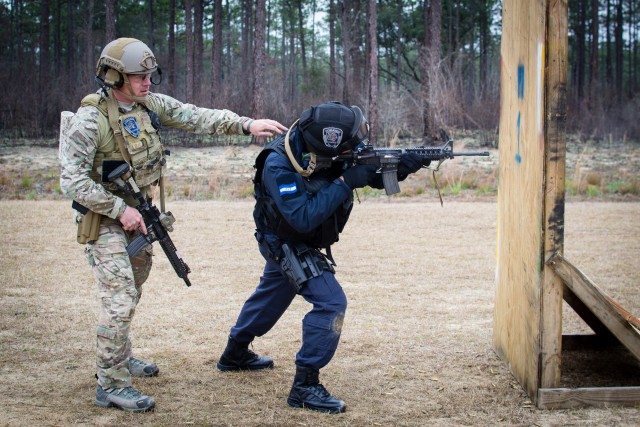 Special Forces Soldiers Train Honduran Counter-Narcotic, Counter-Trafficking Force
