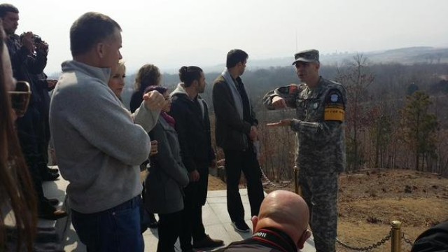 Winnefeld visits DMZ with USO tour