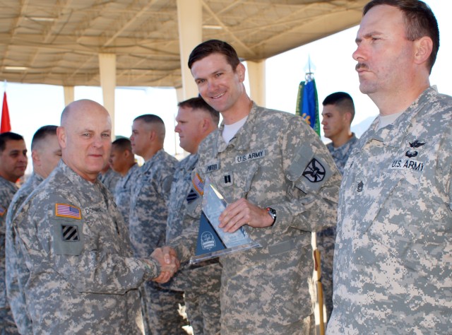 FORSCOM DCG Lt. Gen. Patrick J. Donahue presents avaiation safety award to 2916th Aviation Battalion's Bravo Company 