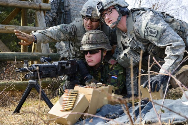 US, Dutch soldiers train on defensive operations