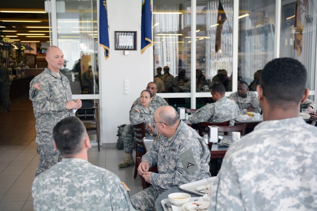 USAREUR G6 visits JMTC, meets with signal Soldiers
