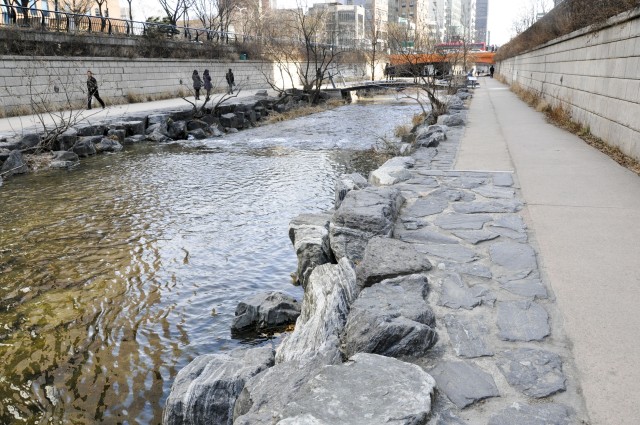 Traveling By Day -- Cheong Gye Cheon brings serenity, calm to travelers