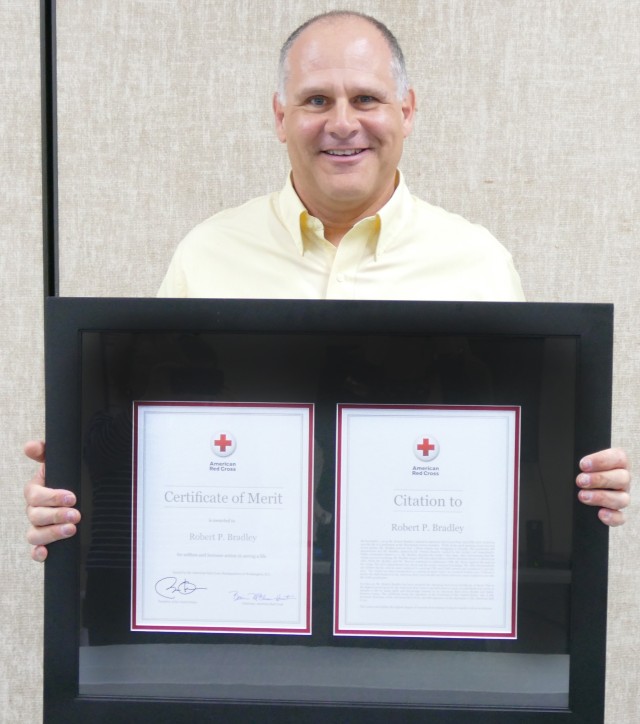 Electronics Engineer, Robert Bradley accepts the American Red Cross National Certificate of Merit Mar. 20 at the Huntsville Chapter of the American Red Cross.