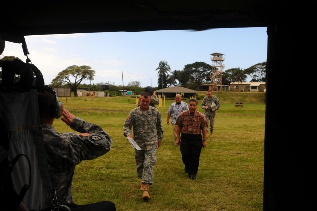 Hawaii governor visits U.S. Army Pacific