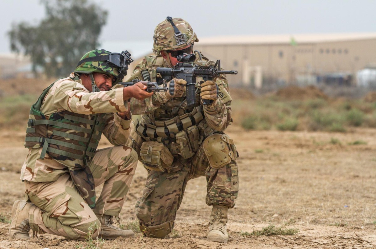 Iraqi soldiers learn improved techniques from 82nd Abn. paratroopers ...