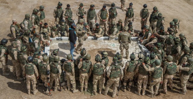 Iraqi soldiers receive demonstration from 82nd Abn.