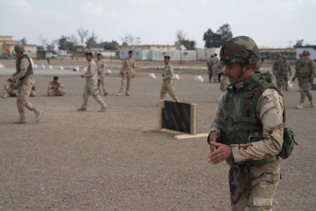 Iraqi soldiers train on tactics