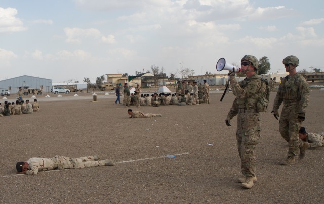 Iraqi soldiers react to mortar training