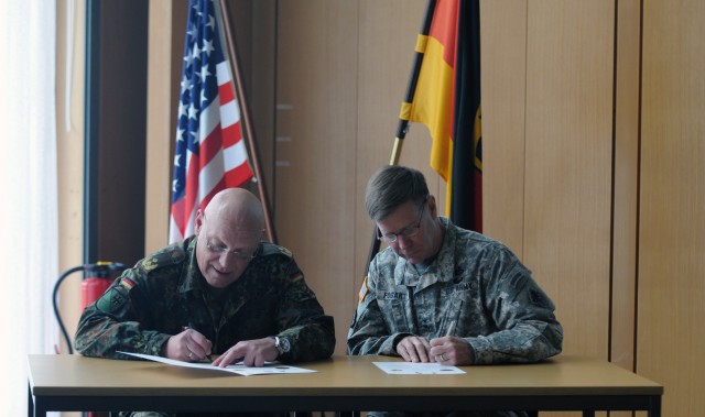 US Army Cyber Center of Excellence commander talks cyber with German signal Soldiers