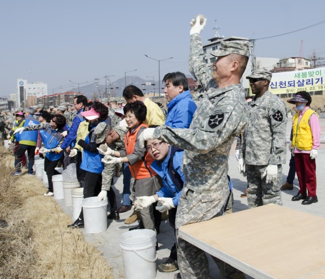 2ID Soldiers Clean up Sincheon River