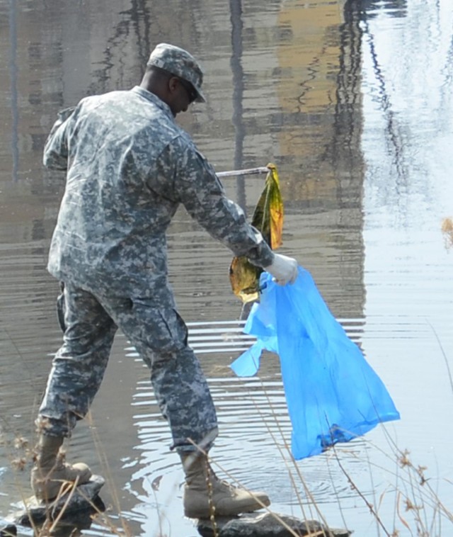 2ID Soldiers Clean up Sincheon River