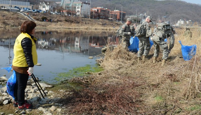 2ID Soldiers Clean up Sincheon River