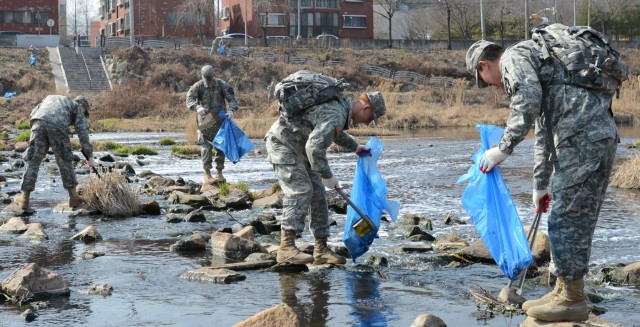 2ID Soldiers Clean up Sincheon River