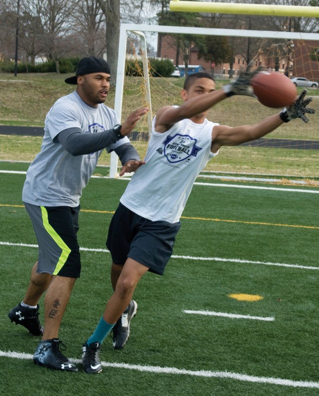 Baltimore Ravens receiver Steve Smith teaches Fort Lee kids