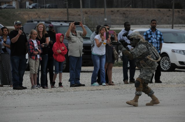 Infantry reg. hosts Family Day demo at Fort Leonard Wood