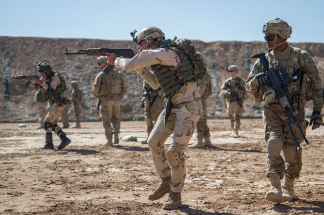 Iraqi soldiers improve close-quarters marksmanship