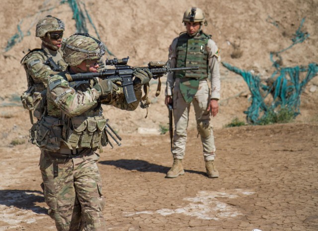 Paratrooper demonstrates move and shoot to Iraqi soldier
