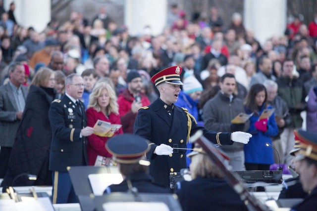 Annual Easter Sunrise Service draws crowds to Arlington National Cemetery