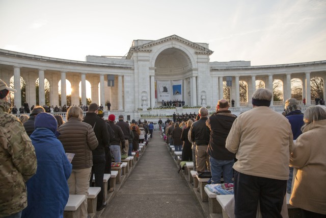 ual Easter Sunrise Service draws crowds to Arlington National Cemetery