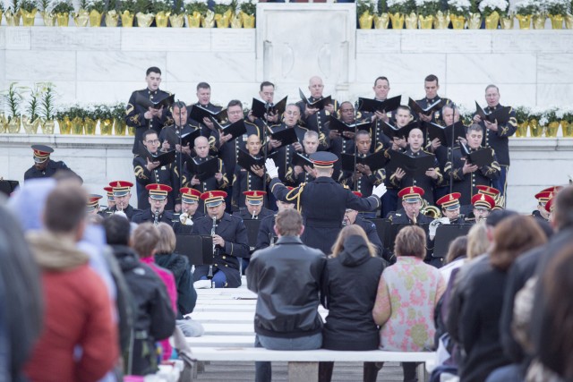 Annual Easter Sunrise Service draws crowds to Arlington National Cemetery