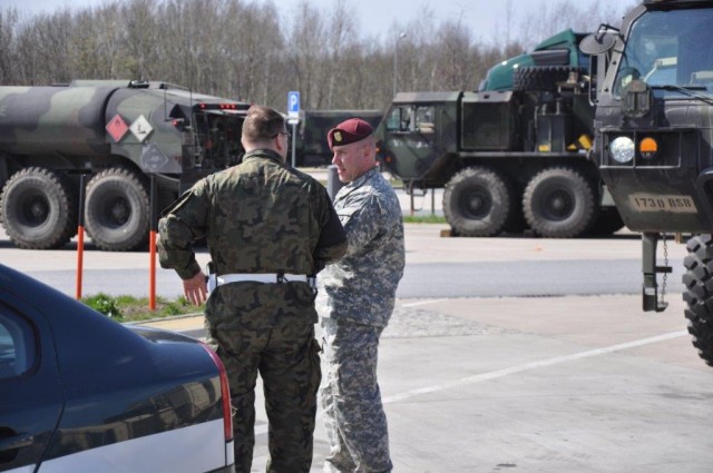 Polish and U.S. troops discuss convoy