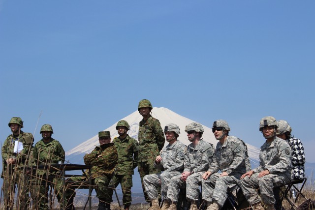 JGSDF General Staff and MEDDAC-J Observes Airborne Training