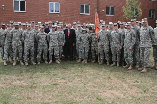 USAREUR Commanding General Poses with Delta Battery, 5-7 ADA