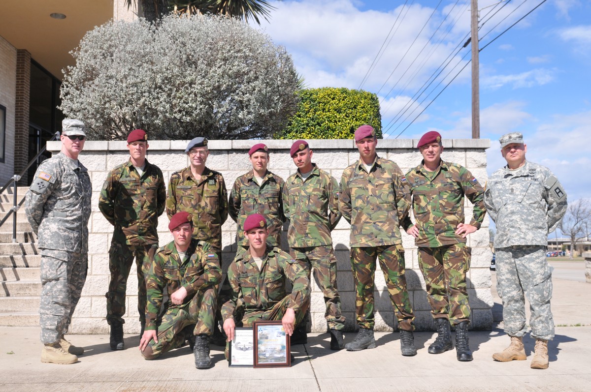 6 Royal Netherlands Airmen Graduate Fort Hood Army Air Assault School 