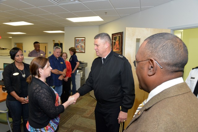 IMCOM commander mentors transitioning Soldiers