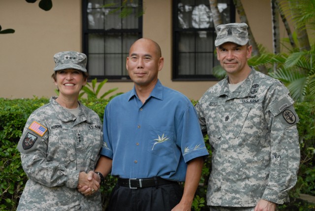 Lt. Gen. Horoho recognizes Richard Moriyama, USAHC-SB