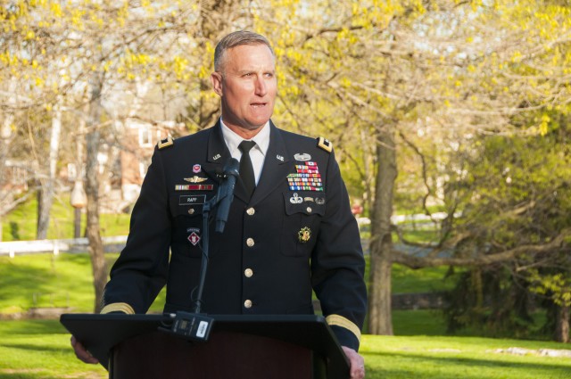 Army War College Commandant salutes top educators