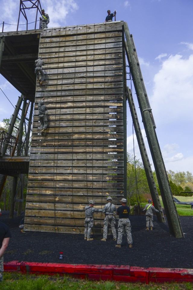 Four 101st Airborne Division Sappers tackle 2015 Best Sapper Competition