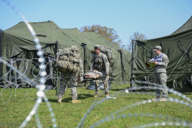 Four 101st Airborne Division Sappers tackle 2015 Best Sapper Competition