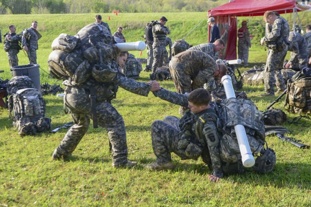 Four 101st Airborne Division Sappers tackle 2015 Best Sapper Competition