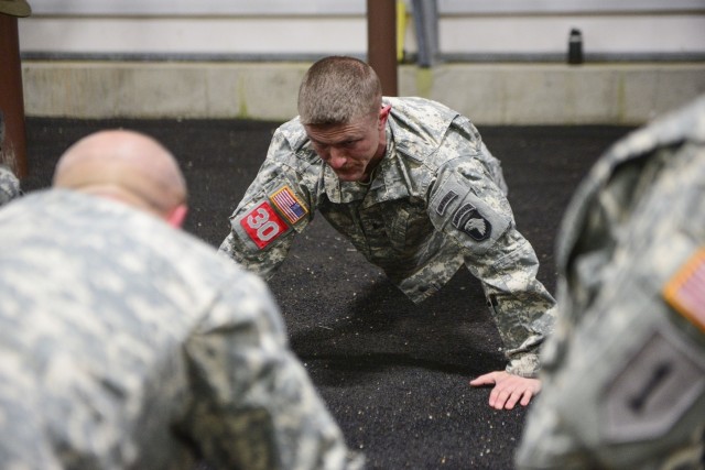 Four 101st Airborne Division Sappers tackle 2015 Best Sapper Competition
