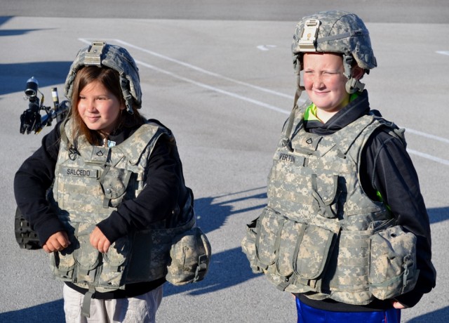 Soldiers spark bright ideas at Creek Side Career Day