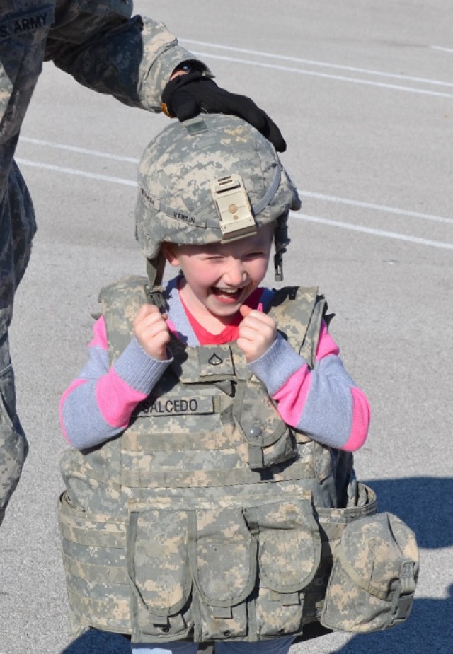 Soldiers spark bright ideas at Creek Side Career Day