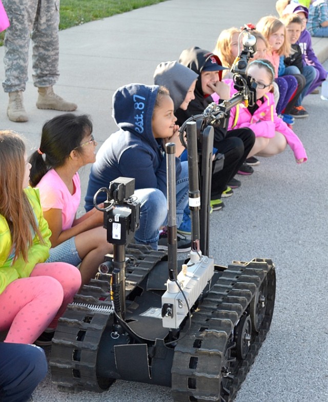 Soldiers spark bright ideas at Creek Side Career Day