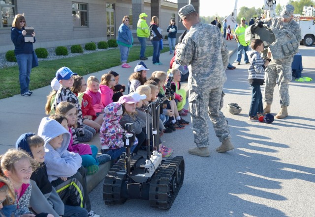 Soldiers spark bright ideas at Creek Side Career Day