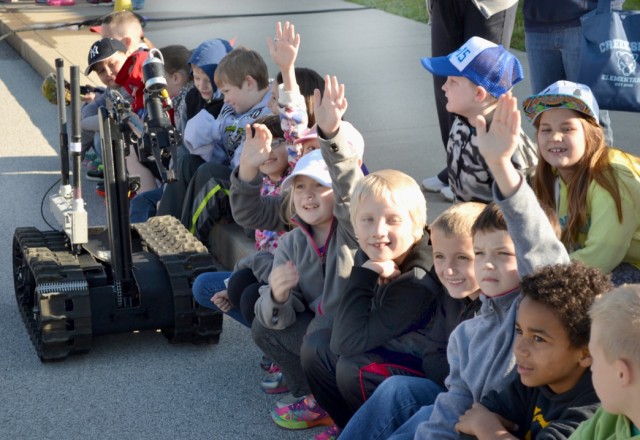 Soldiers spark bright ideas at Creek Side Career Day