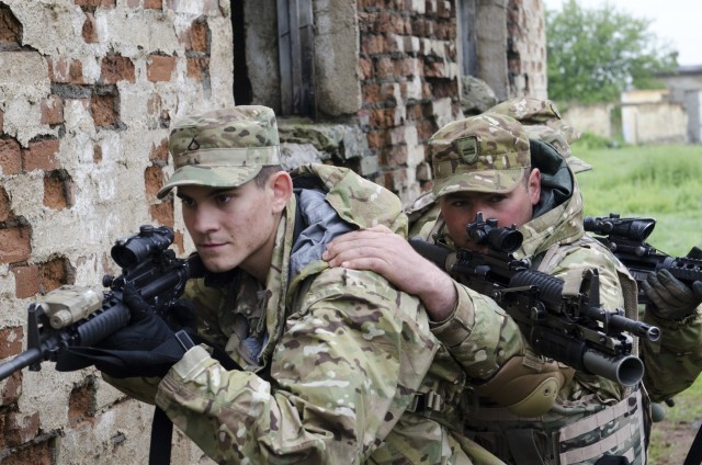 U.S., Georgian Soldiers train together on close quarters techniques