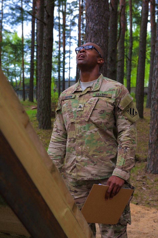 U.S. Soldiers take obstacle course challenge in Latvia