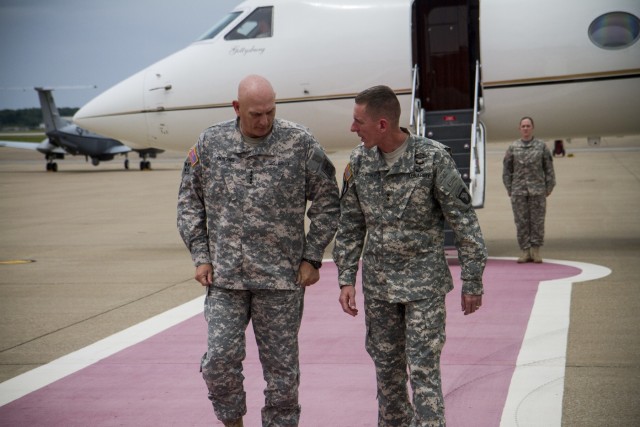 Chief of Staff Gen. Raymond Odierno visits Fort Campbell