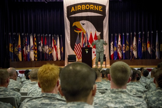 Chief of Staff Gen. Raymond Odierno visits Fort Campbell