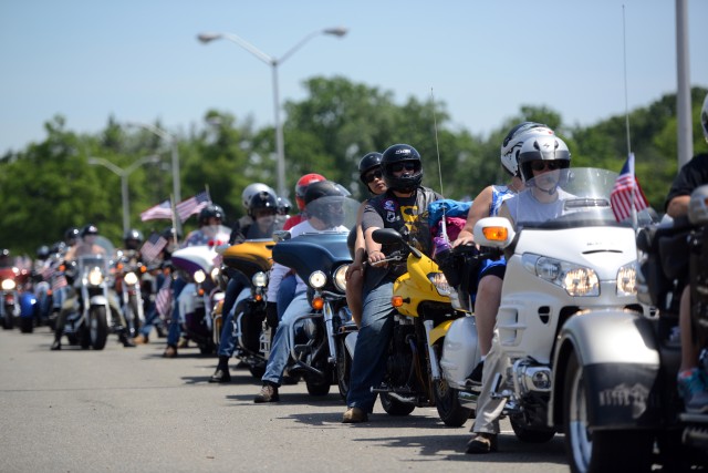 Thousands ride in 28th annual Rolling Thunder rally