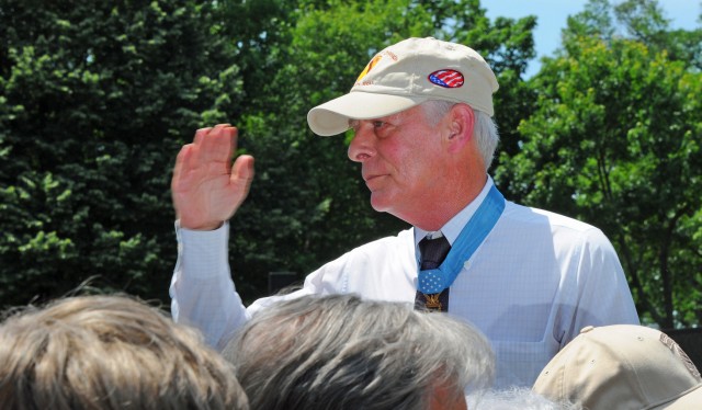 Medal of Honor recipients dedicate Vietnam War stamps at Wall